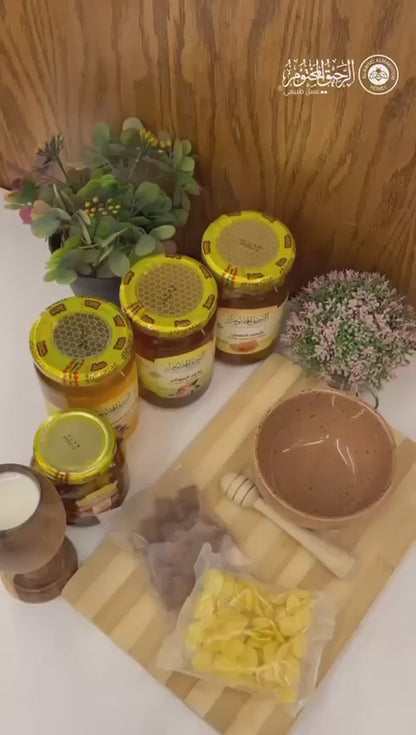 عسل طبيعي عالي الجودة بشهد العسل